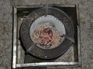 Biomass stove using pellets